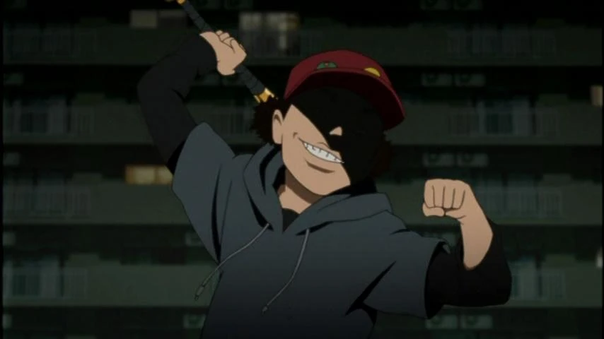 Cena de Paranoia Agent mostrando o garoto do taco dourado nas ruas de Tóquio