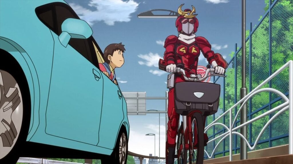 Protagonista de Samurai Flamenco vestido como herói andando de bicicleta.