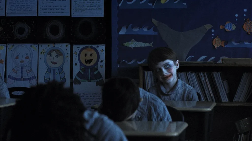 Cena do filme Weapons com atmosfera sombria.