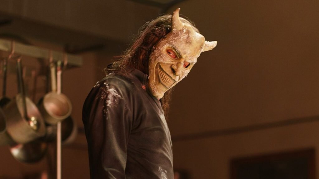 Ethan Hawke como The Grabber em O Telefone Preto 2